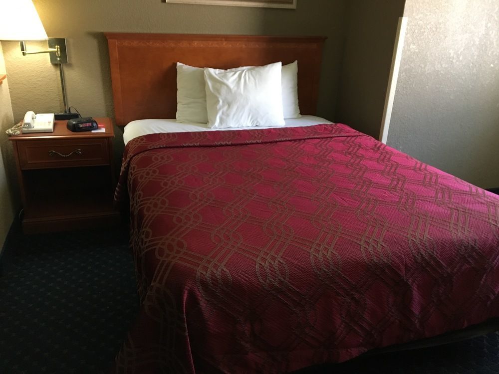 Quality & Near I-55 Hotel Lincoln