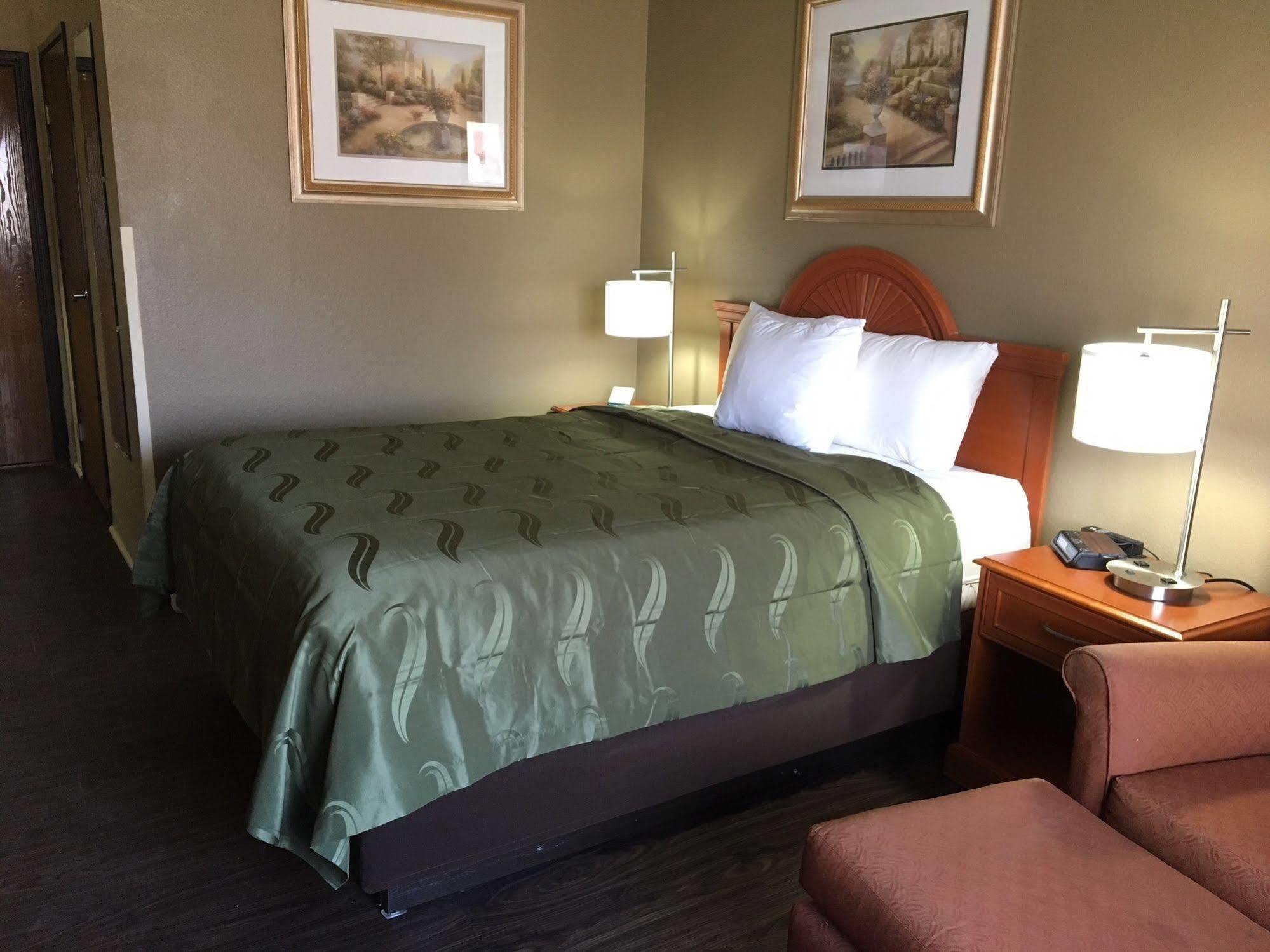 Hotel Quality & Near I-55 3*