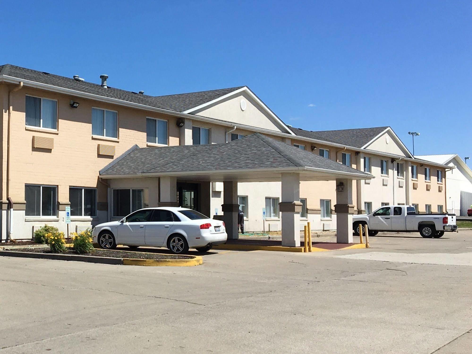 Hotel Quality & Near I-55 3*
