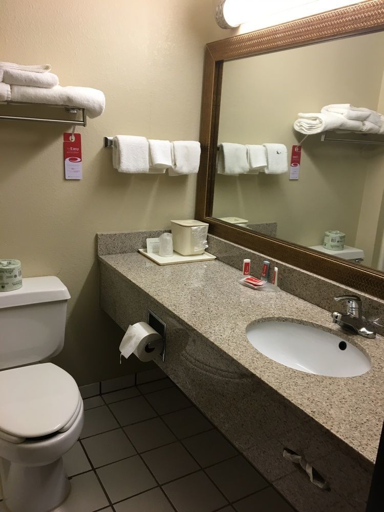 Hotel Quality & Near I-55 Lincoln